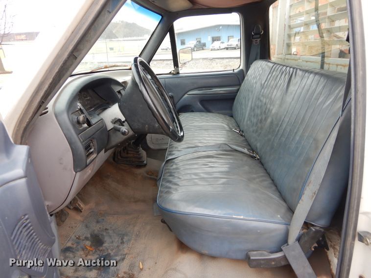 image for item GF9852 1992 Ford F350 flatbed pickup truck