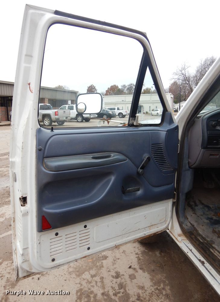 image for item GF9852 1992 Ford F350 flatbed pickup truck