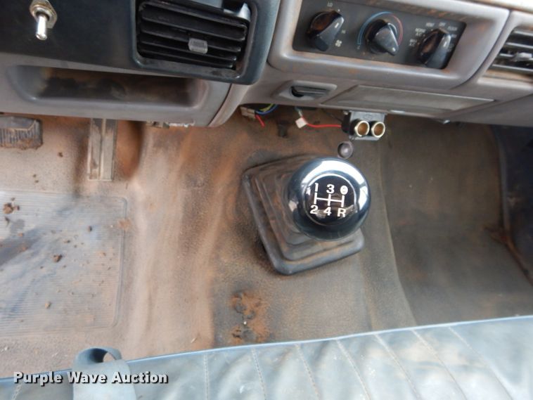 image for item GF9852 1992 Ford F350 flatbed pickup truck