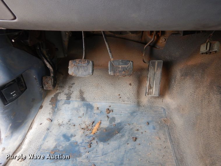 image for item GF9852 1992 Ford F350 flatbed pickup truck