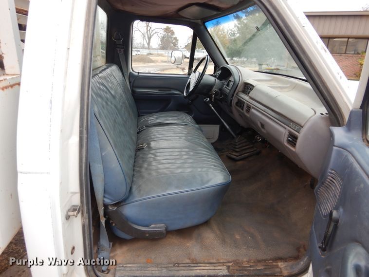 image for item GF9852 1992 Ford F350 flatbed pickup truck