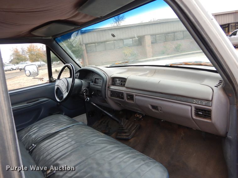 image for item GF9852 1992 Ford F350 flatbed pickup truck