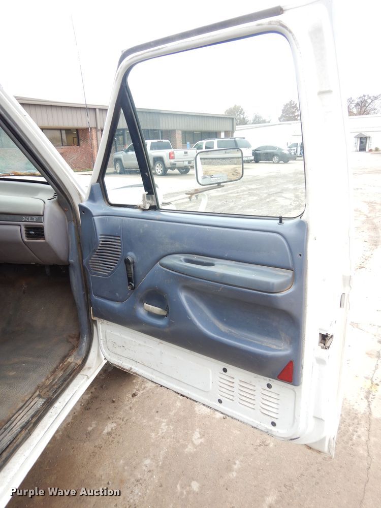 image for item GF9852 1992 Ford F350 flatbed pickup truck