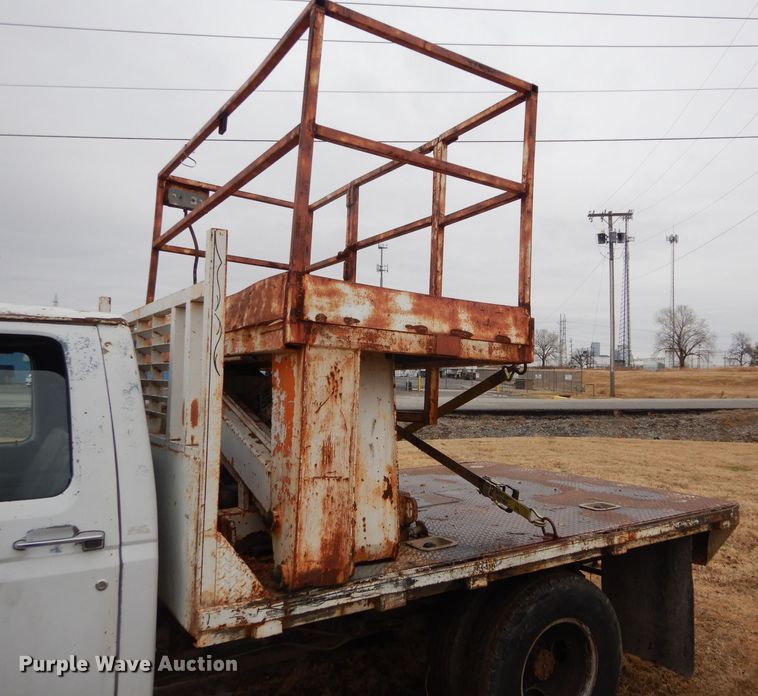 image for item GF9852 1992 Ford F350 flatbed pickup truck