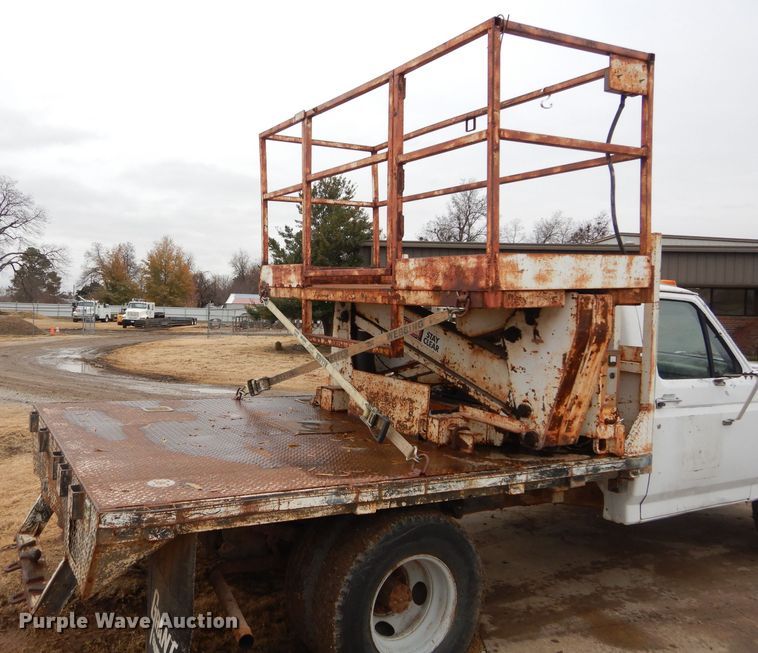 image for item GF9852 1992 Ford F350 flatbed pickup truck