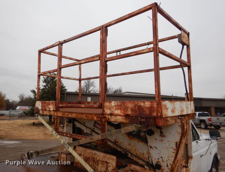 image for item GF9852 1992 Ford F350 flatbed pickup truck