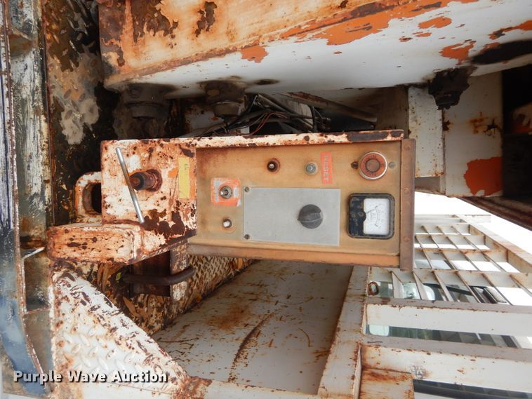 image for item GF9852 1992 Ford F350 flatbed pickup truck