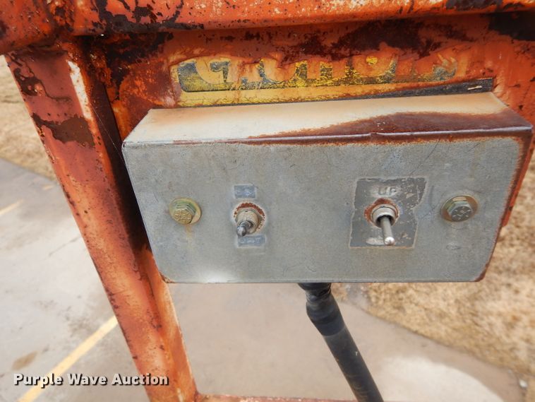 image for item GF9852 1992 Ford F350 flatbed pickup truck