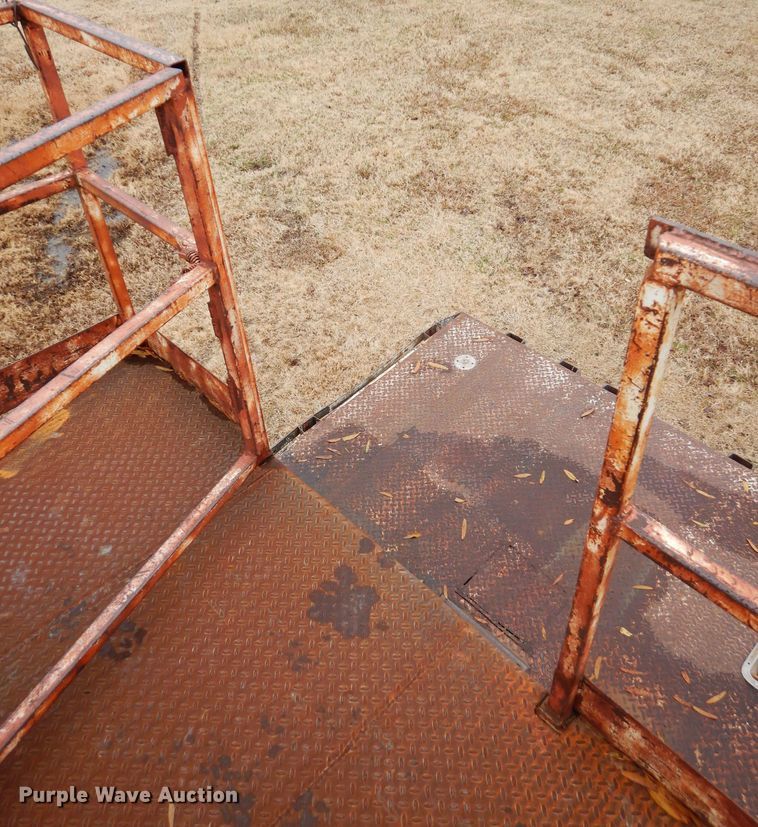 image for item GF9852 1992 Ford F350 flatbed pickup truck