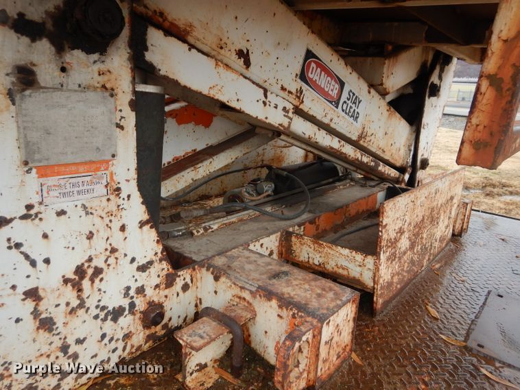 image for item GF9852 1992 Ford F350 flatbed pickup truck