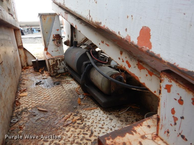 image for item GF9852 1992 Ford F350 flatbed pickup truck