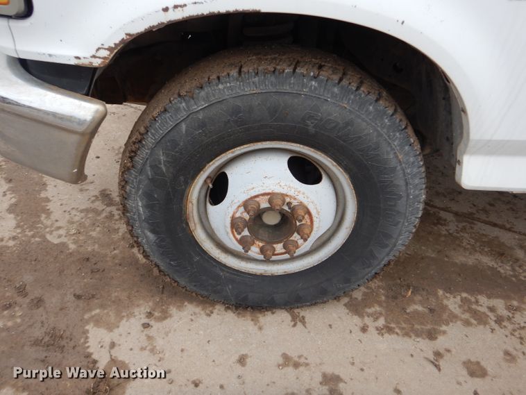 image for item GF9852 1992 Ford F350 flatbed pickup truck