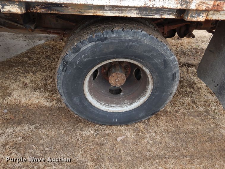 image for item GF9852 1992 Ford F350 flatbed pickup truck