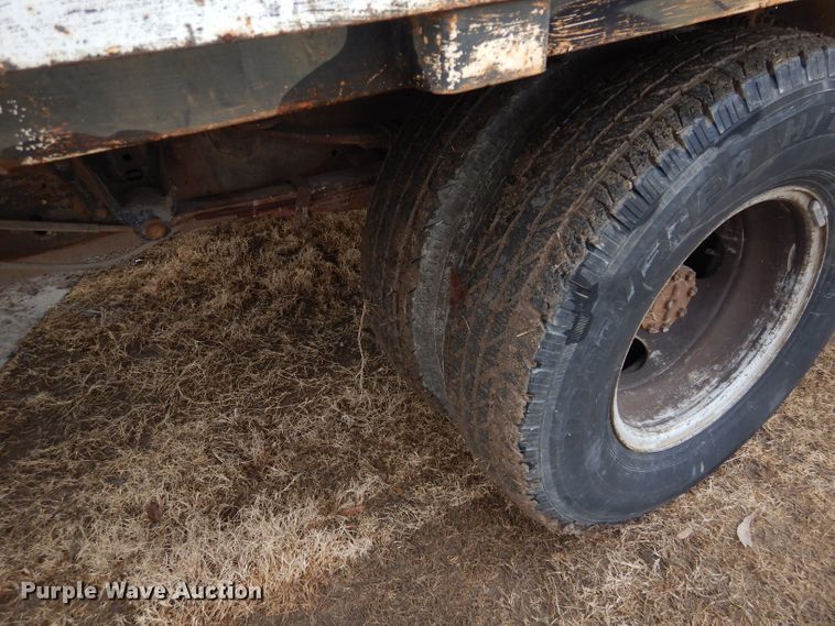 image for item GF9852 1992 Ford F350 flatbed pickup truck