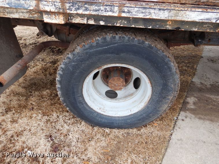 image for item GF9852 1992 Ford F350 flatbed pickup truck