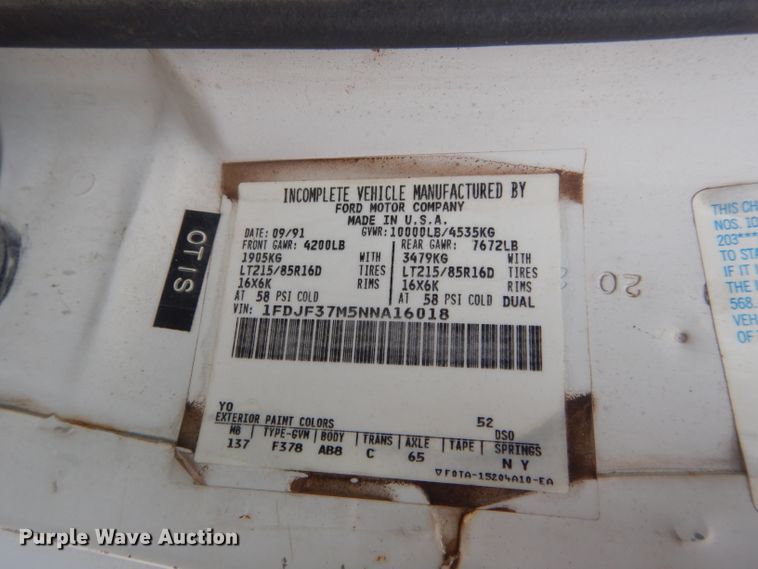 image for item GF9852 1992 Ford F350 flatbed pickup truck