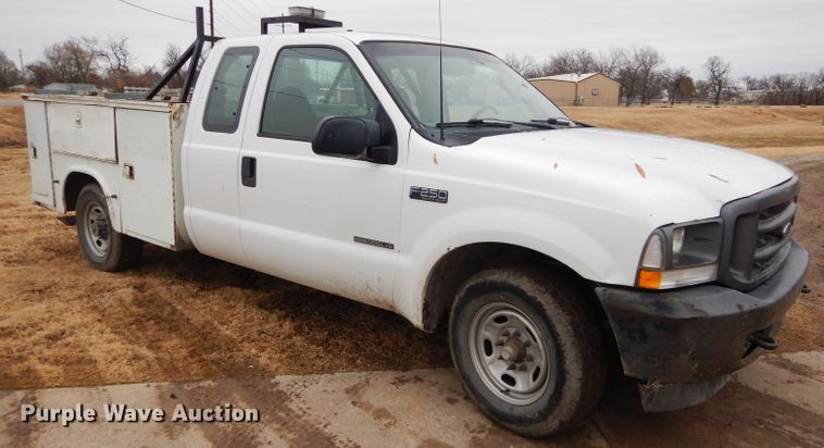 image for item GF9853 2003 Ford F250 Super Duty SuperCab utility bed pickup truck