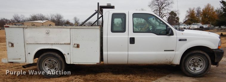 image for item GF9853 2003 Ford F250 Super Duty SuperCab utility bed pickup truck