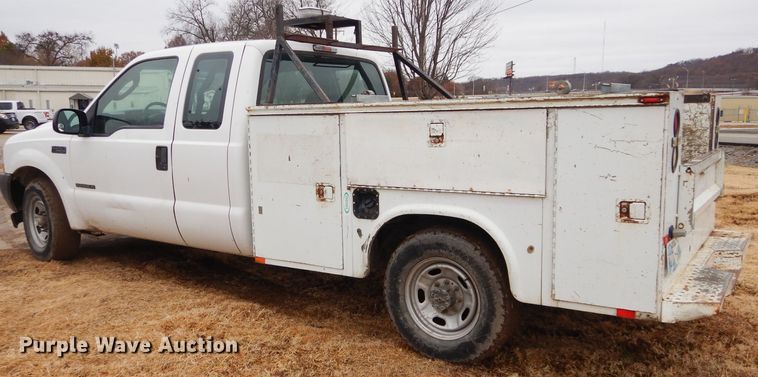 image for item GF9853 2003 Ford F250 Super Duty SuperCab utility bed pickup truck