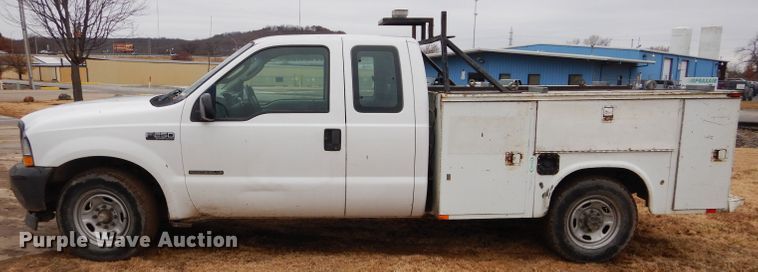 image for item GF9853 2003 Ford F250 Super Duty SuperCab utility bed pickup truck