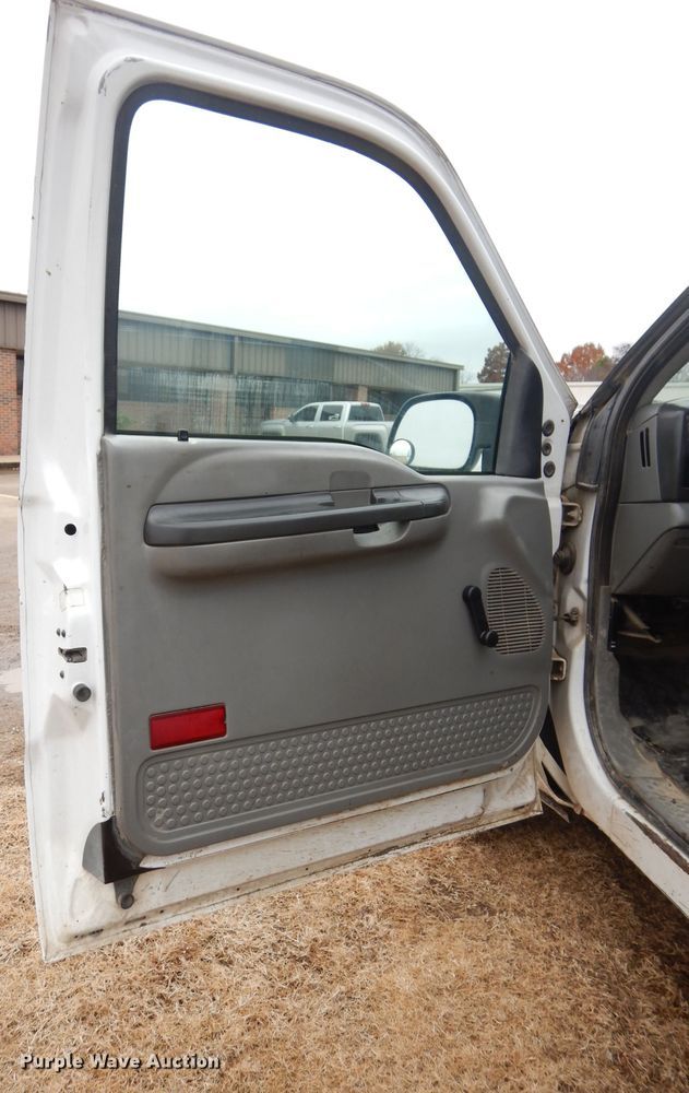 image for item GF9853 2003 Ford F250 Super Duty SuperCab utility bed pickup truck