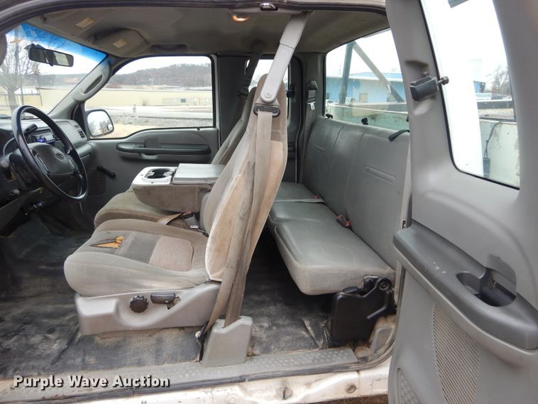 image for item GF9853 2003 Ford F250 Super Duty SuperCab utility bed pickup truck