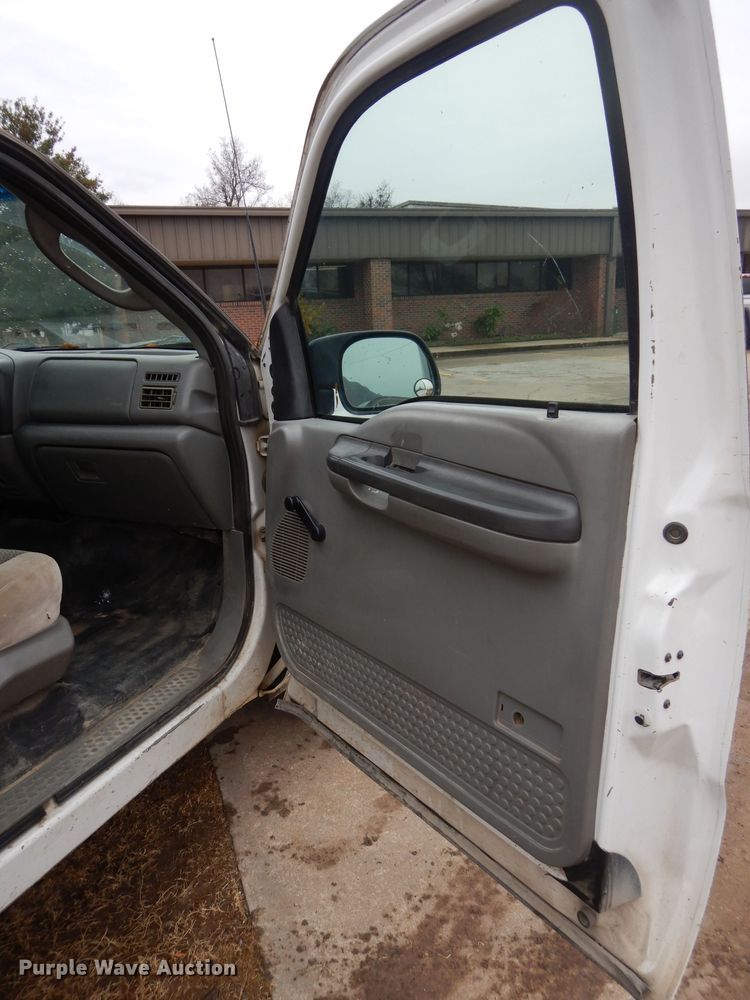 image for item GF9853 2003 Ford F250 Super Duty SuperCab utility bed pickup truck