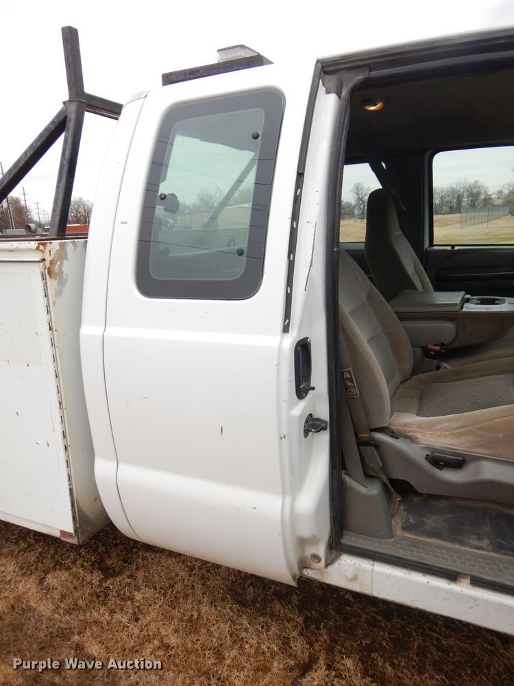 image for item GF9853 2003 Ford F250 Super Duty SuperCab utility bed pickup truck