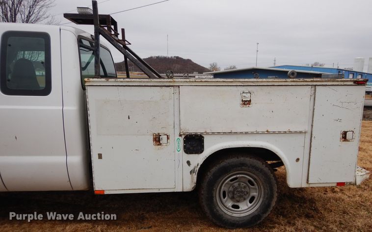 image for item GF9853 2003 Ford F250 Super Duty SuperCab utility bed pickup truck