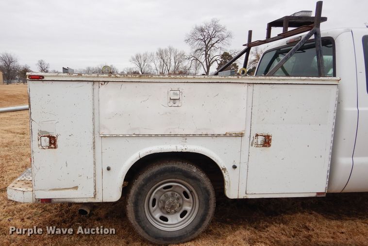 image for item GF9853 2003 Ford F250 Super Duty SuperCab utility bed pickup truck