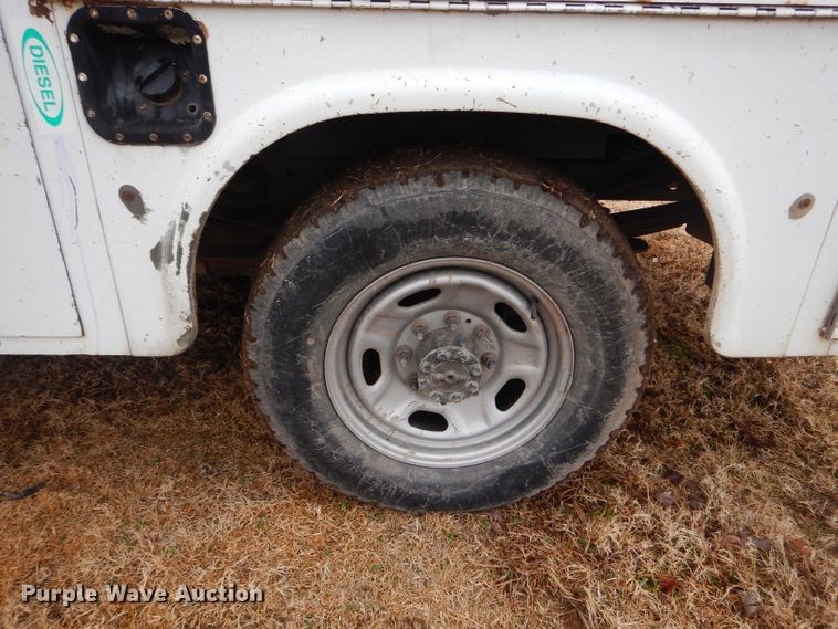 image for item GF9853 2003 Ford F250 Super Duty SuperCab utility bed pickup truck