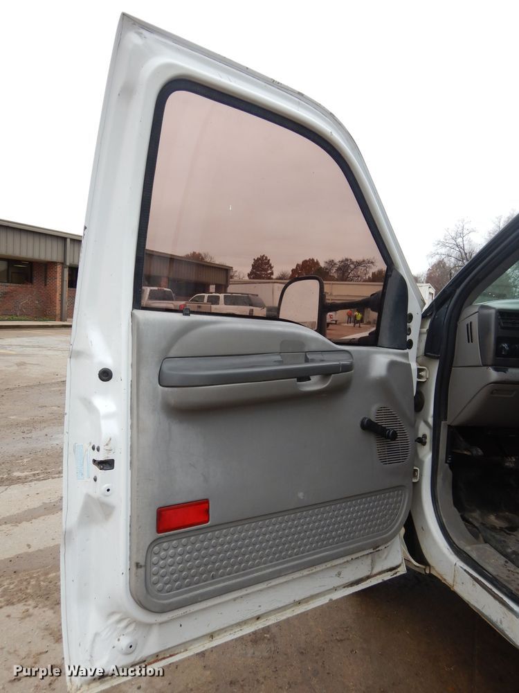 image for item GF9854 2000 Ford F350 Super Duty utility bed pickup truck