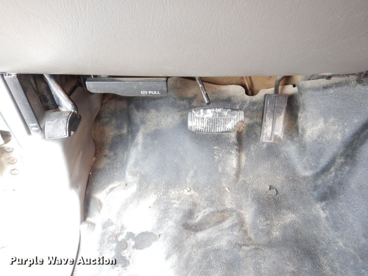 image for item GF9854 2000 Ford F350 Super Duty utility bed pickup truck