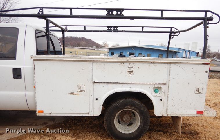 image for item GF9854 2000 Ford F350 Super Duty utility bed pickup truck