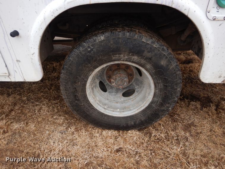 image for item GF9854 2000 Ford F350 Super Duty utility bed pickup truck