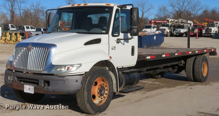 image for item GI9028 2005 International 4200 flatbed truck