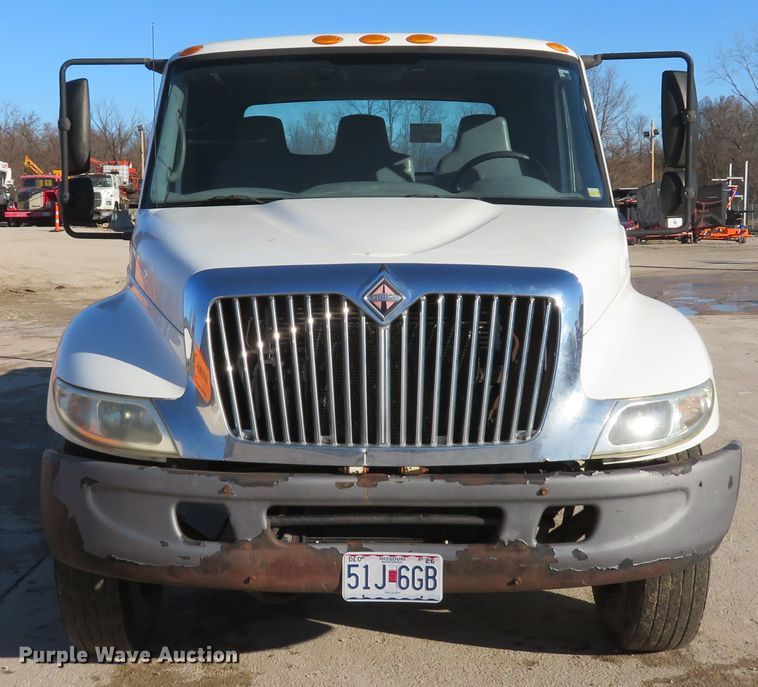 image for item GI9028 2005 International 4200 flatbed truck