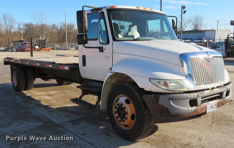 image for item GI9028 2005 International 4200 flatbed truck