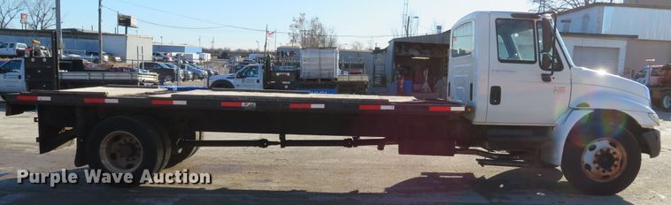 image for item GI9028 2005 International 4200 flatbed truck
