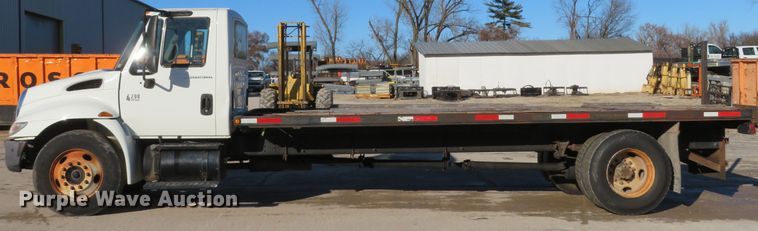 image for item GI9028 2005 International 4200 flatbed truck