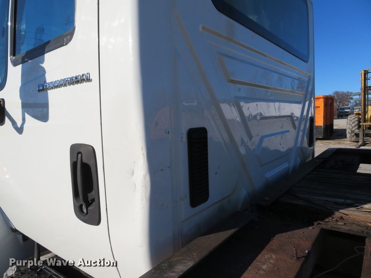 image for item GI9028 2005 International 4200 flatbed truck