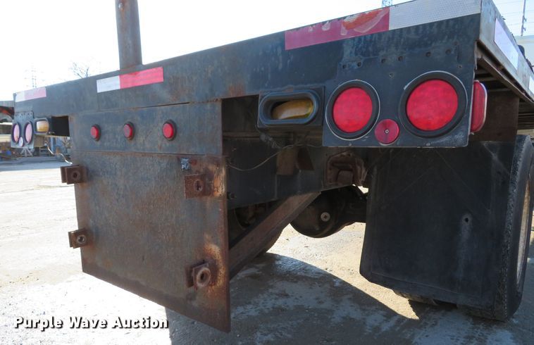 image for item GI9028 2005 International 4200 flatbed truck