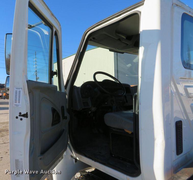 image for item GI9028 2005 International 4200 flatbed truck