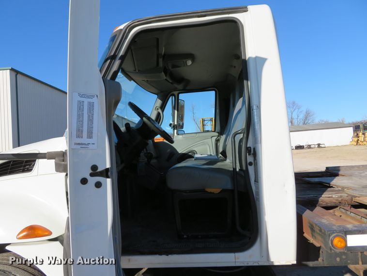 image for item GI9028 2005 International 4200 flatbed truck