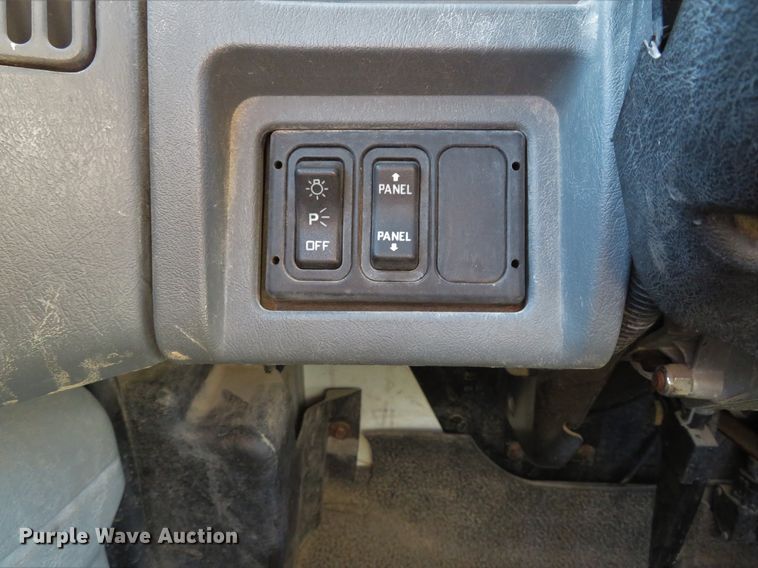 image for item GI9028 2005 International 4200 flatbed truck