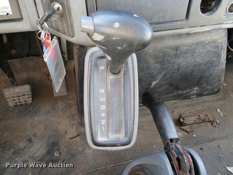 image for item GI9028 2005 International 4200 flatbed truck