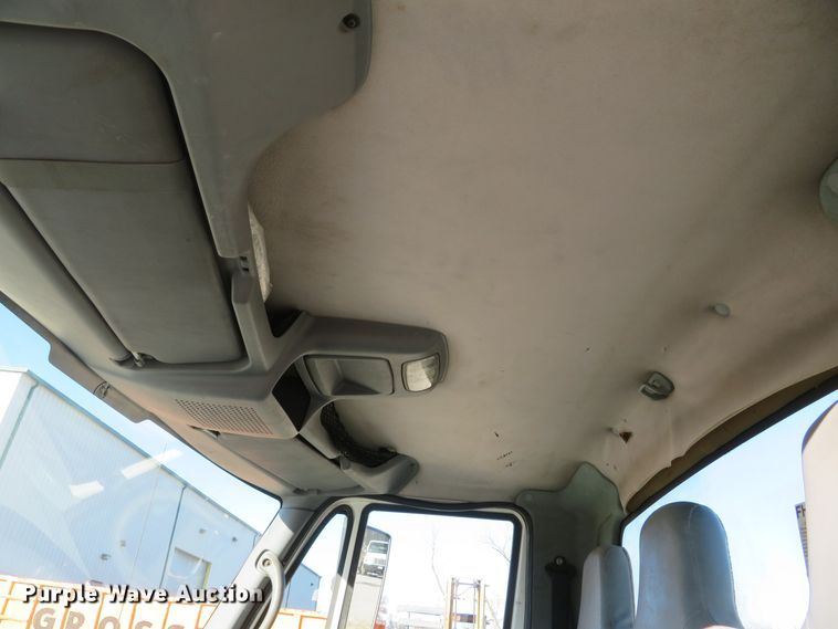 image for item GI9028 2005 International 4200 flatbed truck