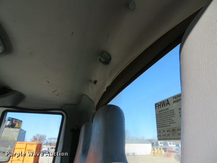 image for item GI9028 2005 International 4200 flatbed truck