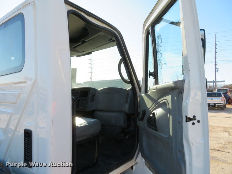 image for item GI9028 2005 International 4200 flatbed truck