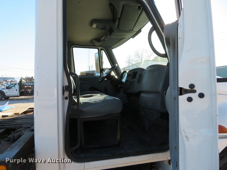 image for item GI9028 2005 International 4200 flatbed truck